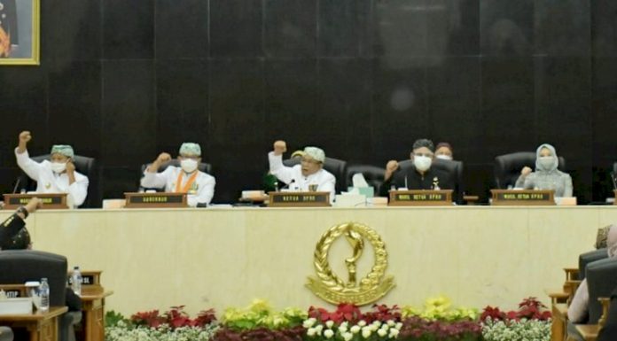 Ketua DPRD Jabar Taufik Hidayat saat Sidang Paripurna Peringatan HUT ke-76 Jabar, di Ruang Paripurna DPRD Jabar Kota Bandung, Kamis (19/8/2021)./ (humas jabar)