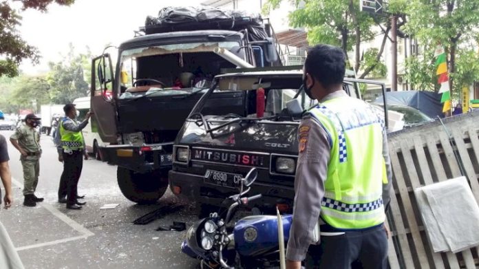 Truk Hantam Mobil Pick up di Jalan Moh Toha, tak Ada Korban Jiwa