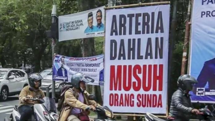 Salah satu baliho di sebuah ruas jalan di Kota Bandung sebagai aksi protes atas pernyataan anggota DPR Arteria Dahlan yang mempermasalahkan bahasa Sunda. (pam)
