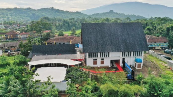 Gubernur Jawa Barat (Jabar) Ridwan Kamil meresmikan Pusat Budaya Pagerageung tahap pertama di Kabupaten Tasikmalaya, Minggu (6/2/2022). (humas jabar)