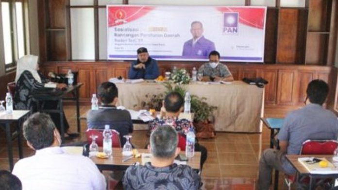 Anggota Komisi I DPRD Provinsi Jawa Barat Raden Tedi menyosialisasikan Rancangan Peraturan Daerah (Raperda) tentang Rencana Tata Ruang Wilayah (RTRW) Provinsi Jabar di Kecamatan Majalengka, Kabupaten Majalengka, Kamis, 3/2/2022. (humas dprd jabar)