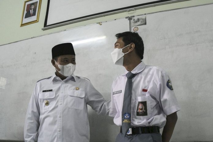 Wakil Gubernur Jabar, Uu Ruzhanul Ulum dan Siswa SMA. (WJtoday)