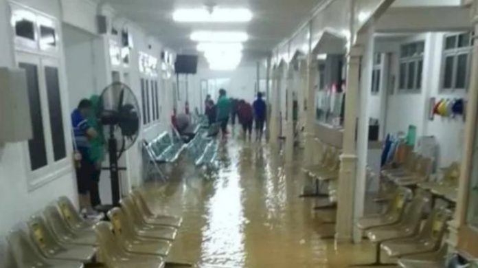 Manajemen Rumah Sakit Umum Daerah (RSUD) Kota Bogor memastikan penanganan genangan air hujan masuk ke dalam ruang poliklinik pada Senin (29/8) sore hingga petang, tidak berdampak kepada pelayanan kesehatan. (antara)