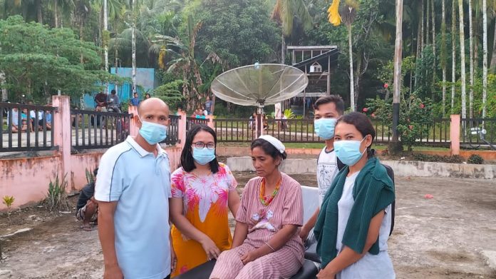 Kader Partai Golkar Mentawai Turun Langsung Bantu Korban Gempa Mentawai