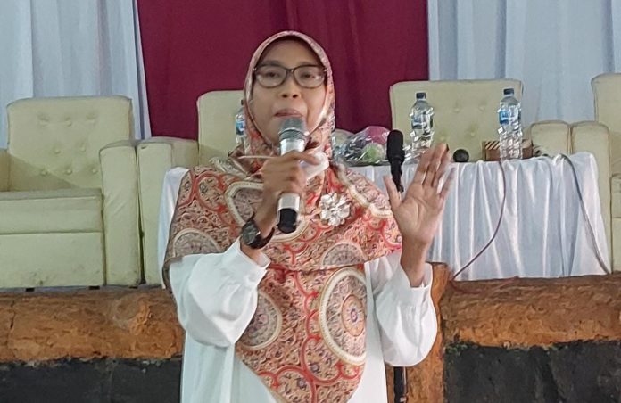 Netty Prasetiyani Anggota DPR RI Komisi IX dari Fraksi PKS Bersama BKKBN Provinsi Jawa Barat menggelar Sosialisasi program percepatan penurunan stunting di wilayah khusus. di GOR Desa Bojongloa Kecamatan Rancaekek Kabupaten Bandung, Jumat (7/10/2022)./indokliknews./tim