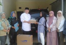 PLT Camat Rancaekek Serahkan Bantuan Usaha Konveksi ke Ibu Iin, Warga Sangiang